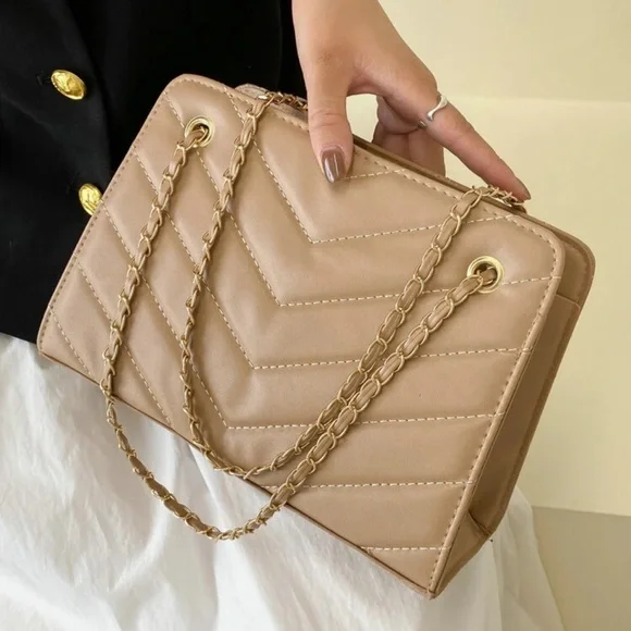 Minimalist Chevron quilted handbag nude black white chain - Picture 6 of 12